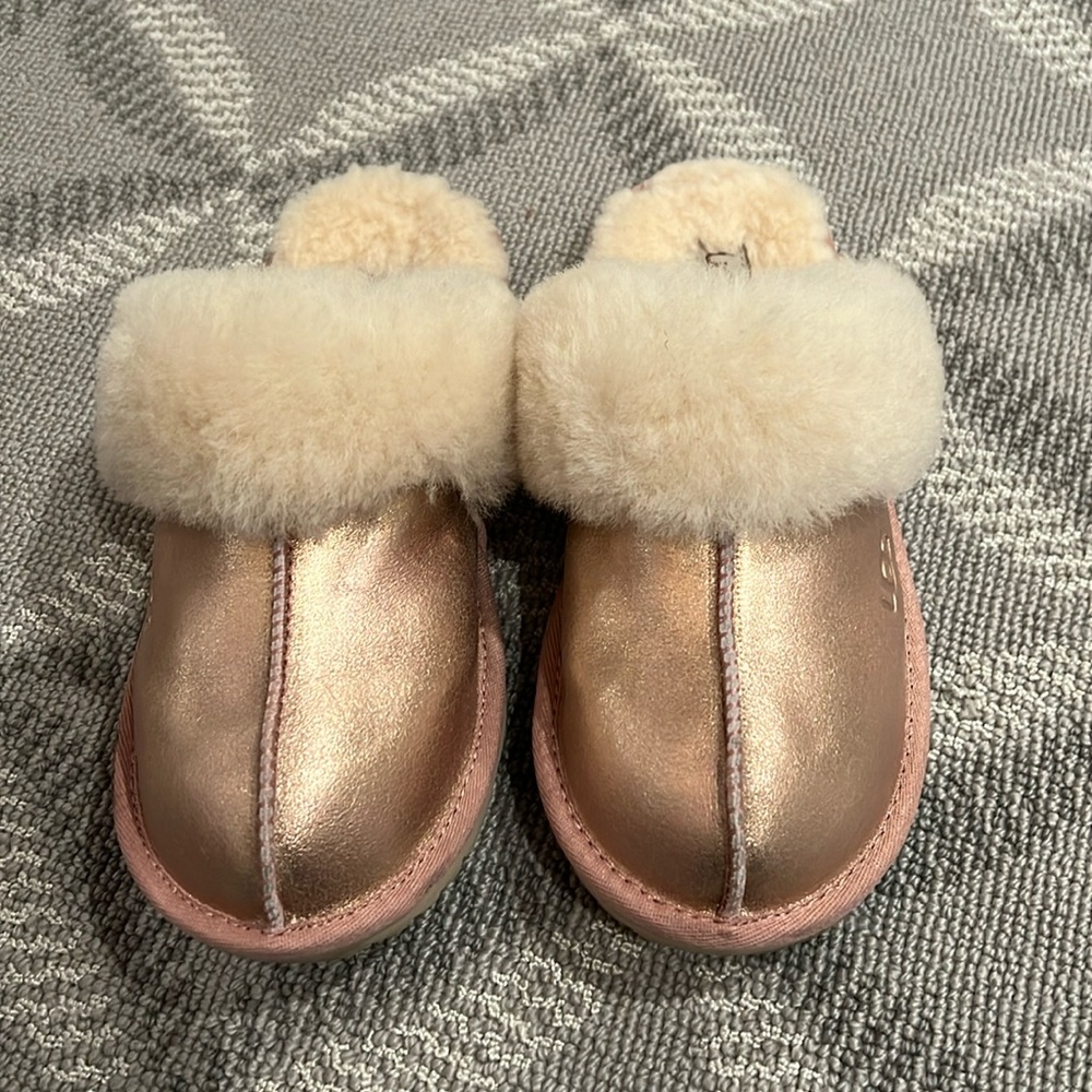 Kids size 4 Ugg slippers metallic pink like new barely worn